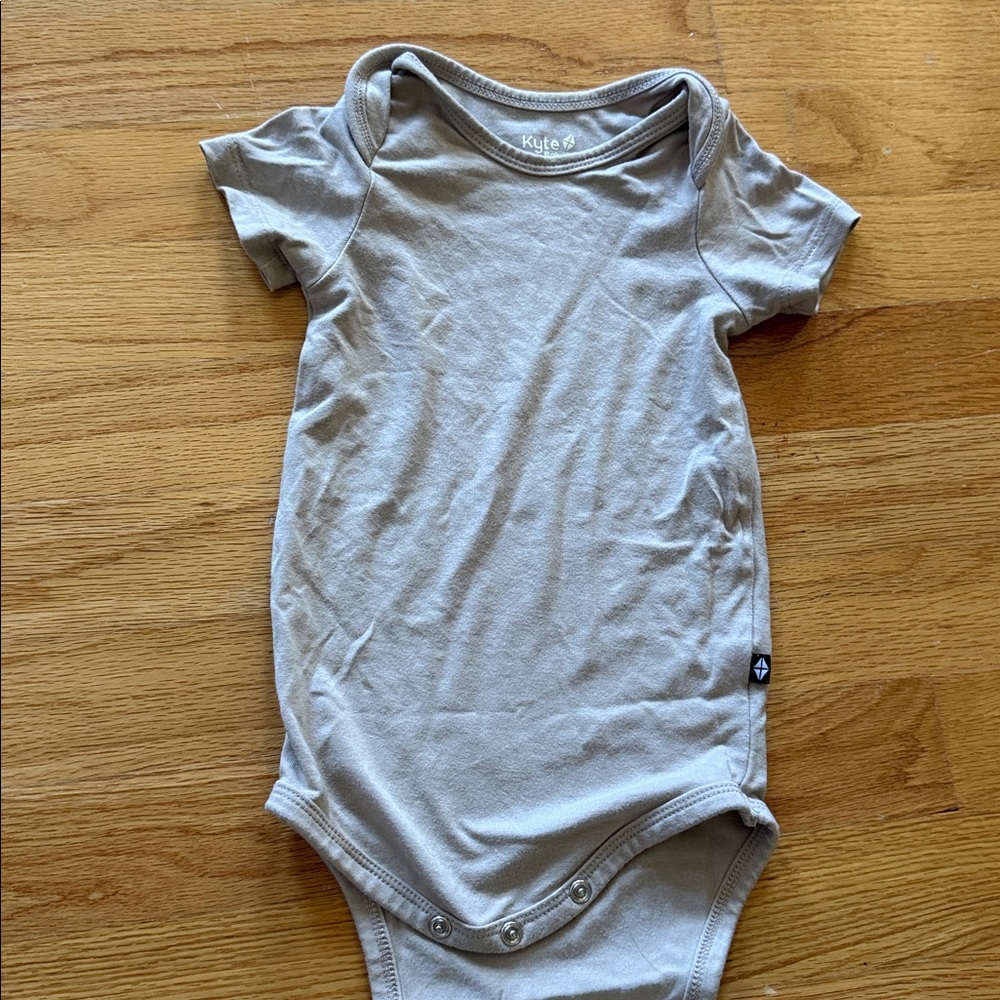Kyte baby 6-12 mo bodysuit